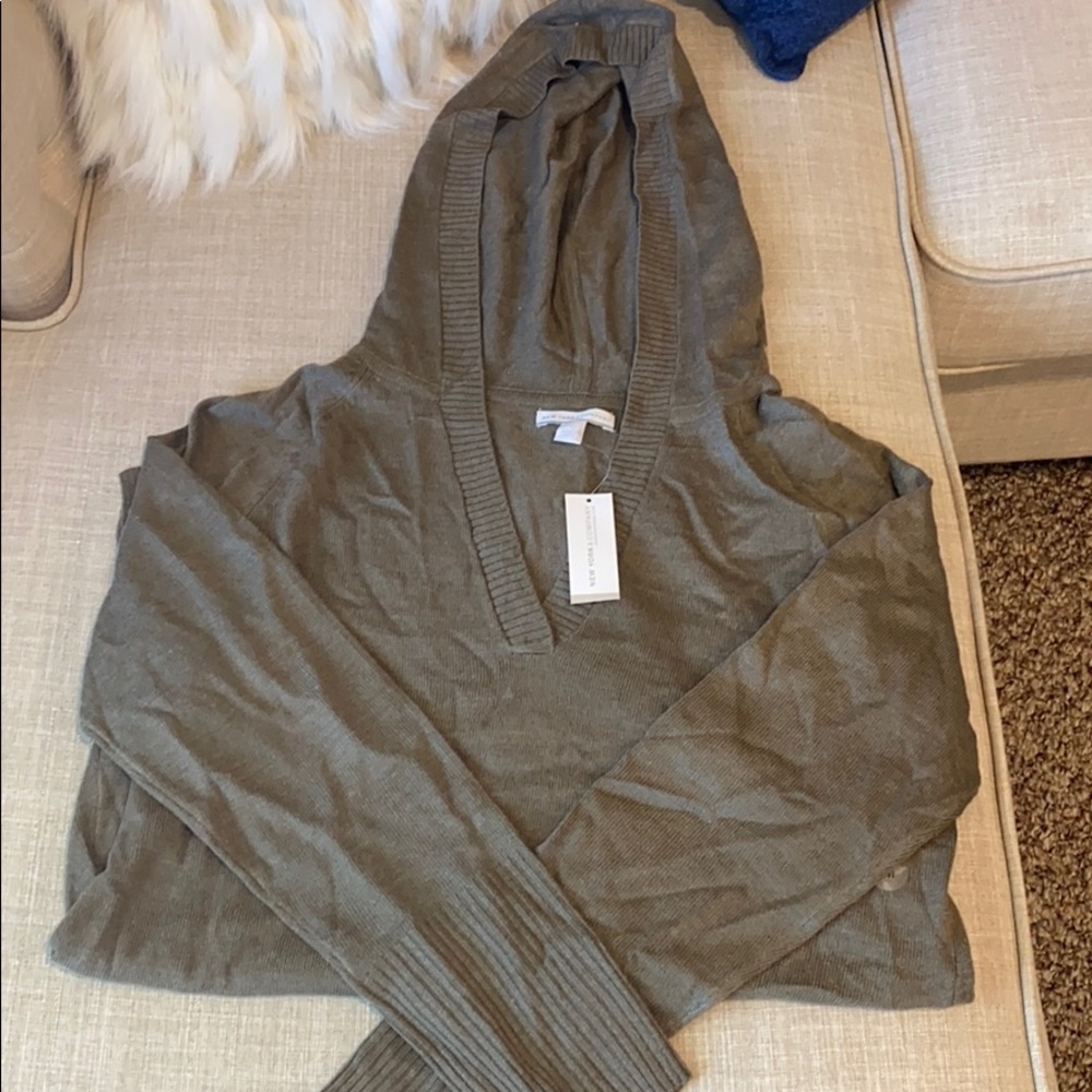 NY&C hooded sweater with v-neck